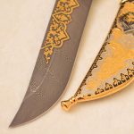سكين دمشق الصلب مع الحلي الذهبية وغمد الصقر