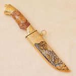 gift knife with a pattern of bear hunting