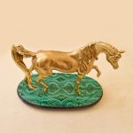 تمثال الحصان باللون الذهبي