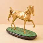 تمثال الحصان باللون الذهبي